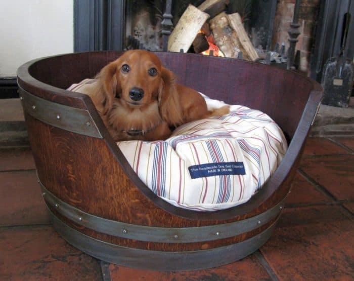 Кровать для собаки из винной бочки